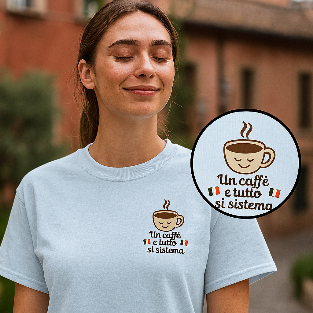 Unisex T-Shirt – „Un caffè e tutto si sistema“ – Italienisches Kaffee Shirt für Espresso-Liebhaber