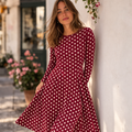 Bordeaux Midi-Kleid mit weißen Polka Dots – Langarm, Seitentaschen, elegantes Retro-Kleid