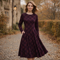 Midi Kleid mit Karomuster in Pflaume & Mauve | Elegantes Langarmkleid im Retro-Stil