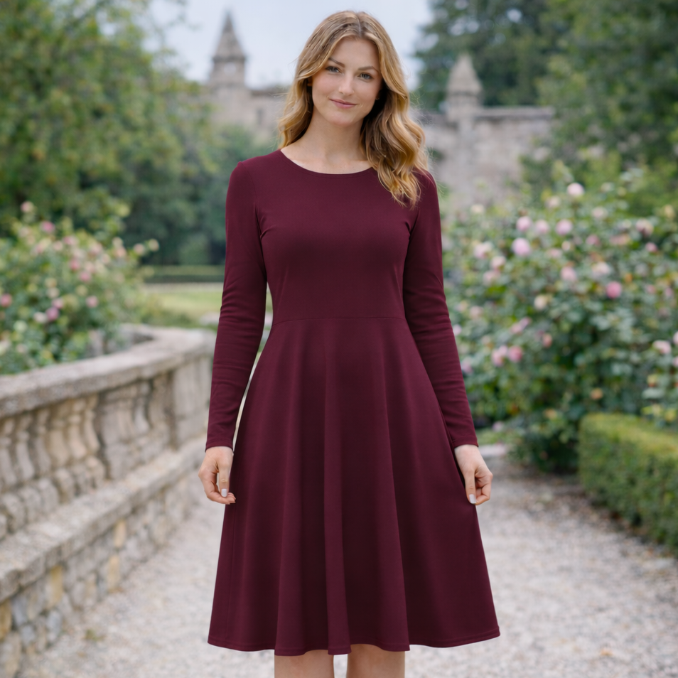 Elegantes Midi Kleid in edlem Pflaumenton. Zeitlos, bequem und vielseitig kombinierbar – perfekt für Alltag, Büro oder besondere Anlässe.