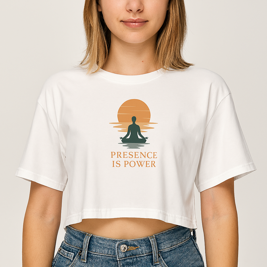 Achtsamkeit Damen-Crop-Top – „Presence is Power“ Design mit Sonnenuntergang & Meditation