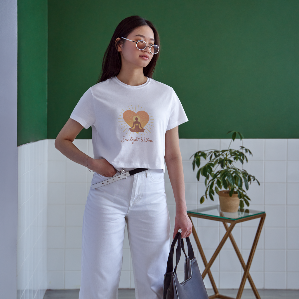 Strahlendes Damen-Crop-Top „Sunlight Within“ – Yoga Design für innere Stärke